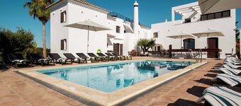 Large private mansion with swimming pool and close to the sea! Group friendly.