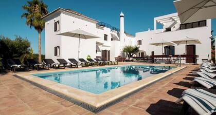 Large private mansion with swimming pool and close to the sea! Group friendly.