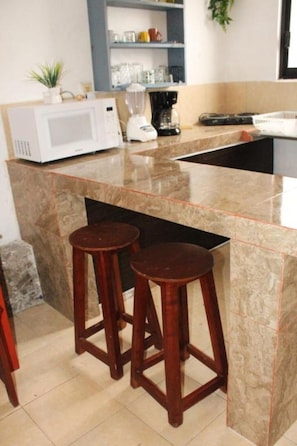 Kühlschrank, Mikrowelle, Herdplatte, Wasserkocher mit Kaffee-/Teezubehör