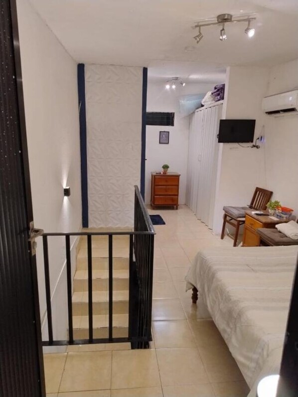 1 غرفة نوم ومكواة/لوح كي وواي فاي مجانًا وملاءات أسرّة