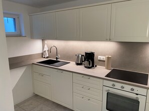 Fridge, microwave, stovetop, dishwasher