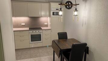 Kühlschrank, Mikrowelle, Herdplatte, Geschirrspüler