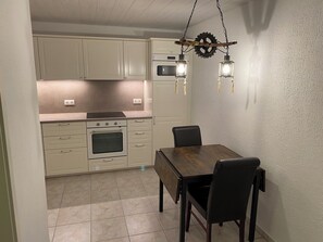 Kühlschrank, Mikrowelle, Herdplatte, Geschirrspüler