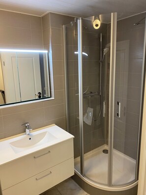 Douche, sĂšche-cheveux, savon, papier toilette