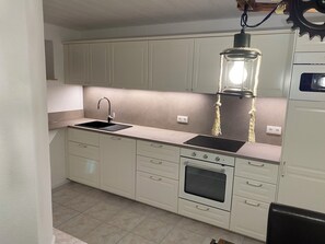 Kühlschrank, Mikrowelle, Herdplatte, Geschirrspüler