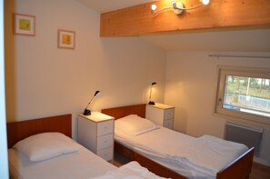4 slaapkamers, een strijkplank/strijkijzer, reisbedje, gratis wifi