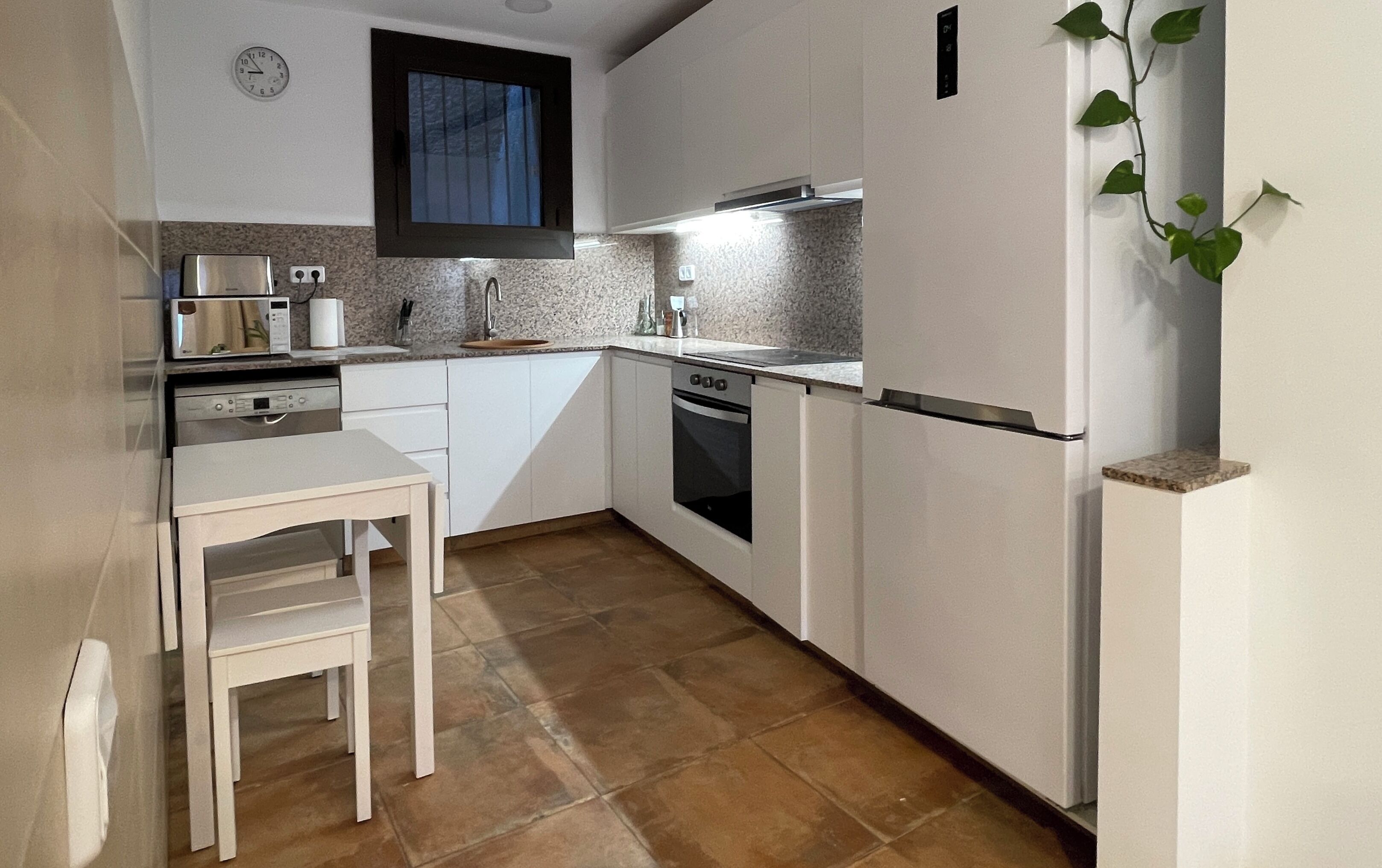 Frigorífico, microondas, horno y placa de cocina