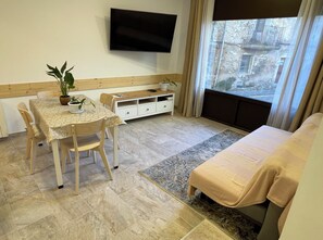 Una Smart TV, un reproductor de DVD, libros