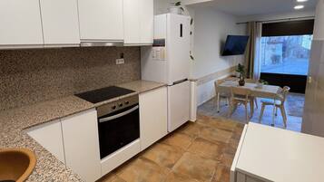 Frigorífico, microondas, horno y placa de cocina