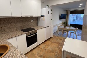 ثلاجة، ميكروويف، فرن، موقد طهي مسطح