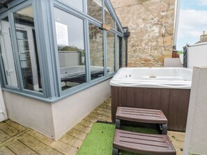 Outdoor spa tub - Mill Race House (Alston)