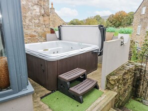 Outdoor spa tub - Mill Race House (Alston)