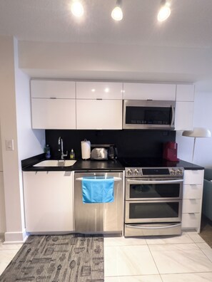 Full-size fridge, microwave, oven, stovetop - Lux Lakeview Suite CNTower Free Parking (Toronto)