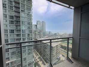 Comfort Suite, Lake View | Terrace/patio