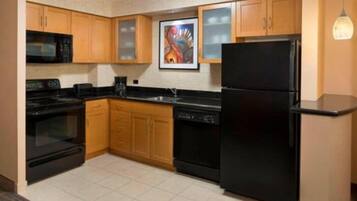 Full-sized fridge, microwave, oven, stovetop