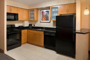 Full-size fridge, microwave, oven, stovetop