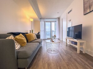 50-inch Smart TV with digital channels, Netflix, streaming services - Lux Lakeview Suite CNTower Free Parking (Toronto)