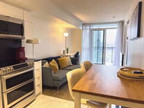 تناول الطعام داخل الغرفة