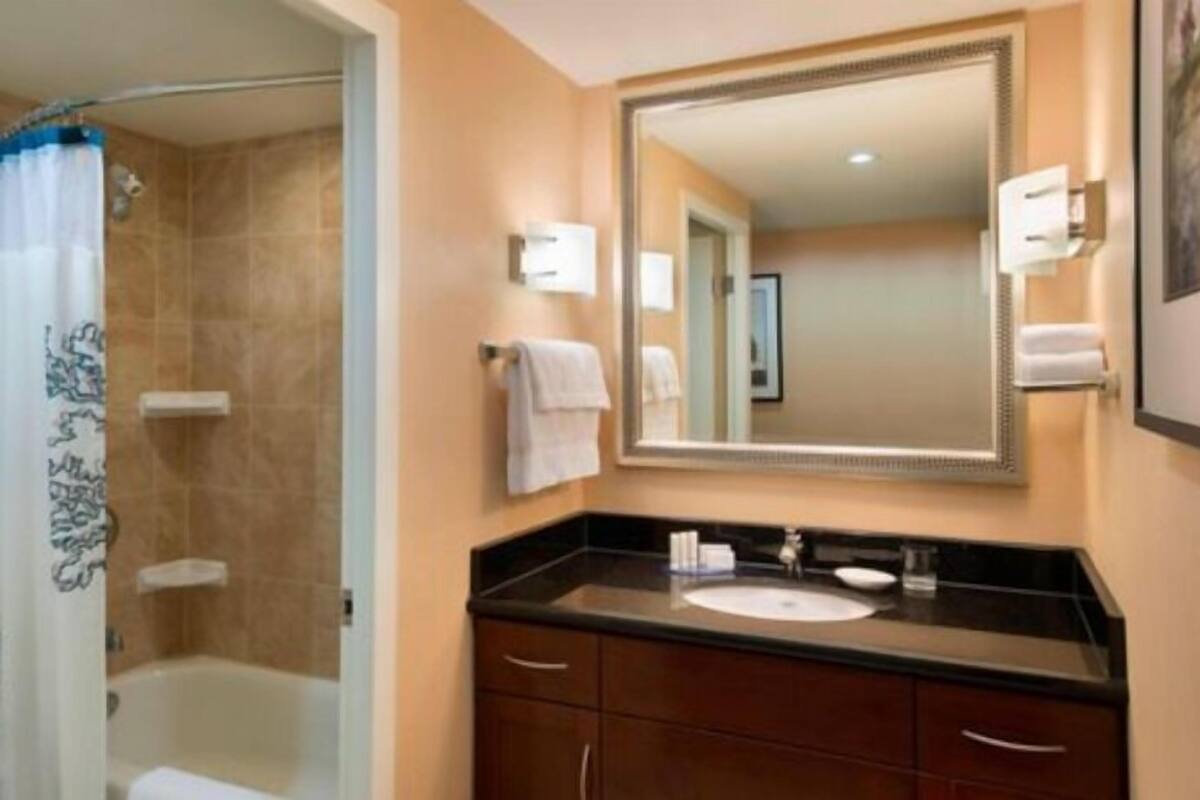 Comfort Suite, Lake View | Bathroom | Free toiletries, hair dryer, towels, soap