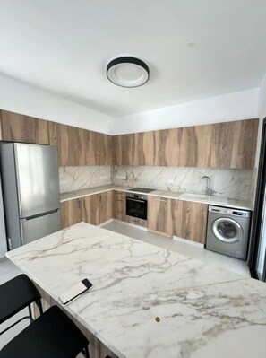 Jääkaappi, mikroaaltouuni, uuni, liesi