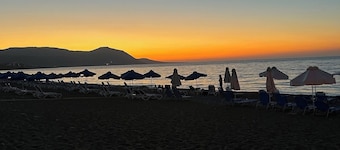 Villa - Sleeps 6 - Near Local Attractions