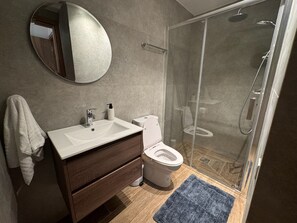 Shower, towels - Villa - Sleeps 6 - Near Local Attractions (Limassol)