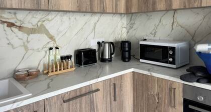 Villa - Sleeps 6 - Near Local Attractions