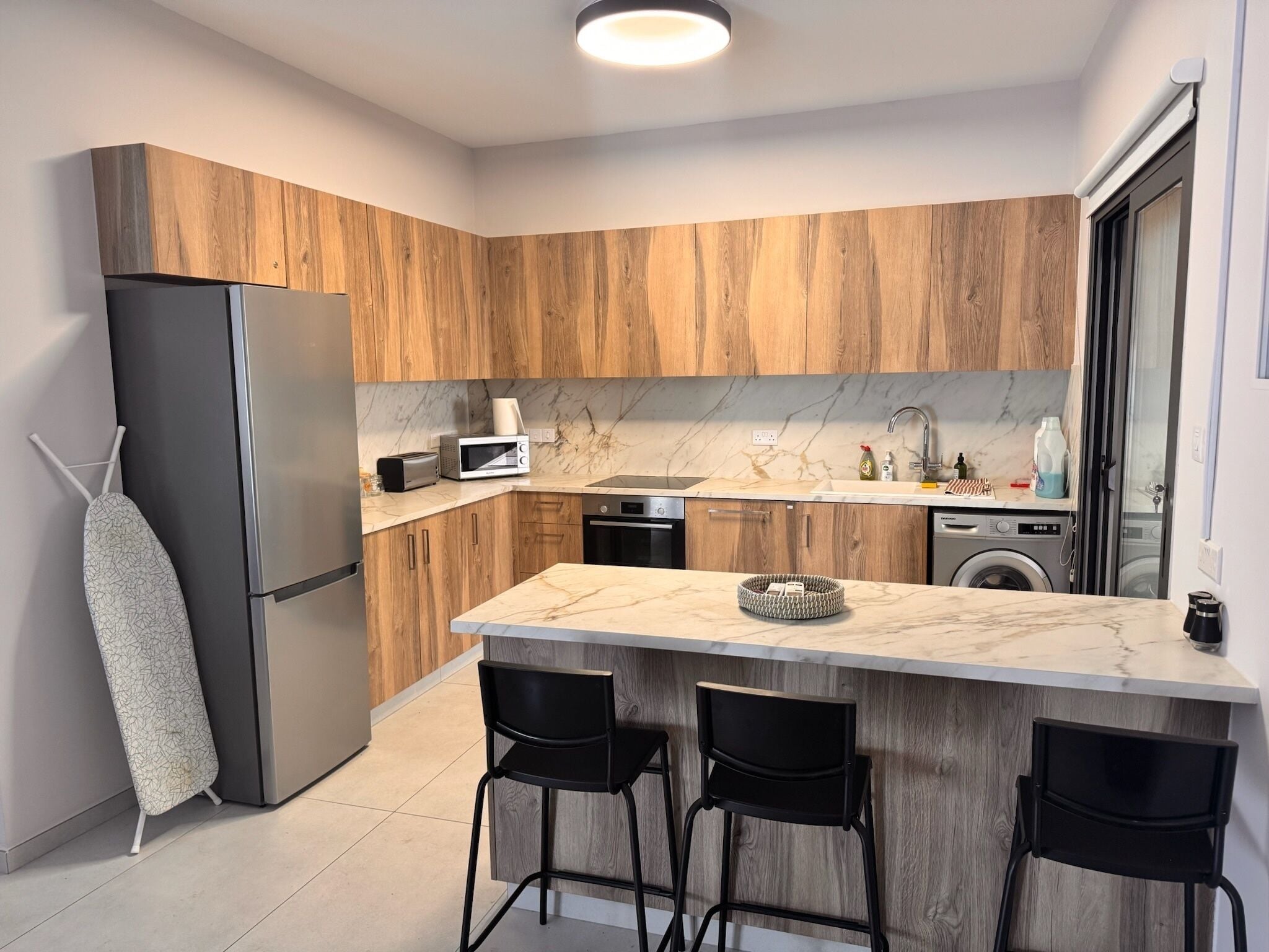 Lemari es, microwave, oven, dan kompor