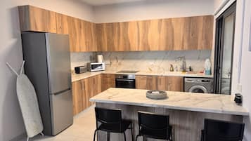 Lemari es, microwave, oven, dan kompor