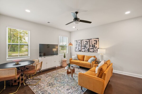 TV - B-Contemporary Columbia Duplex| Near USC & Main St (Columbia)