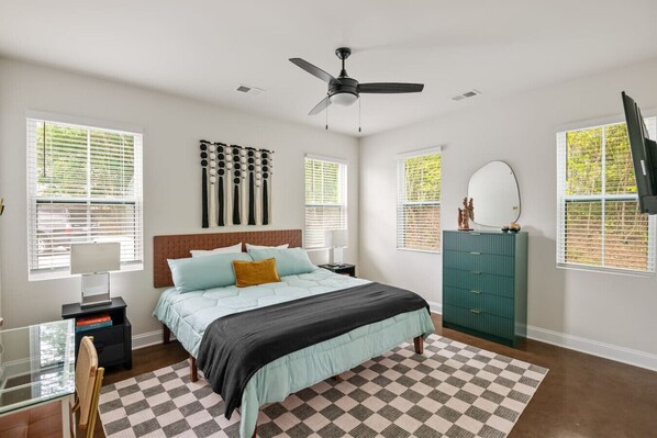 Desk, iron/ironing board, WiFi, bed sheets