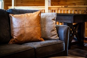 Televisión, chimenea, futbolito y libros 