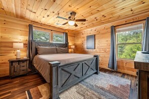 3 bedrooms, desk, iron/ironing board, travel cot - New! 3BR w/Hot Tub*Fireplace*Firepit*Peaceful*View (Sevierville)