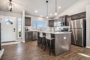 Jääkaappi, mikroaaltouuni, uuni, liesi