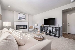 Televisio, takka, työhuone