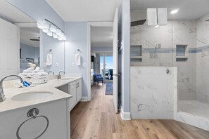 Condo, varias camas (Regency Isle Penthouse 1202) | Baño | Shampoo y papel de baño 