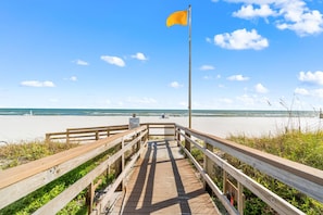 Condo, várias camas (Regency Isle Penthouse 1202) | Praia | Na praia 