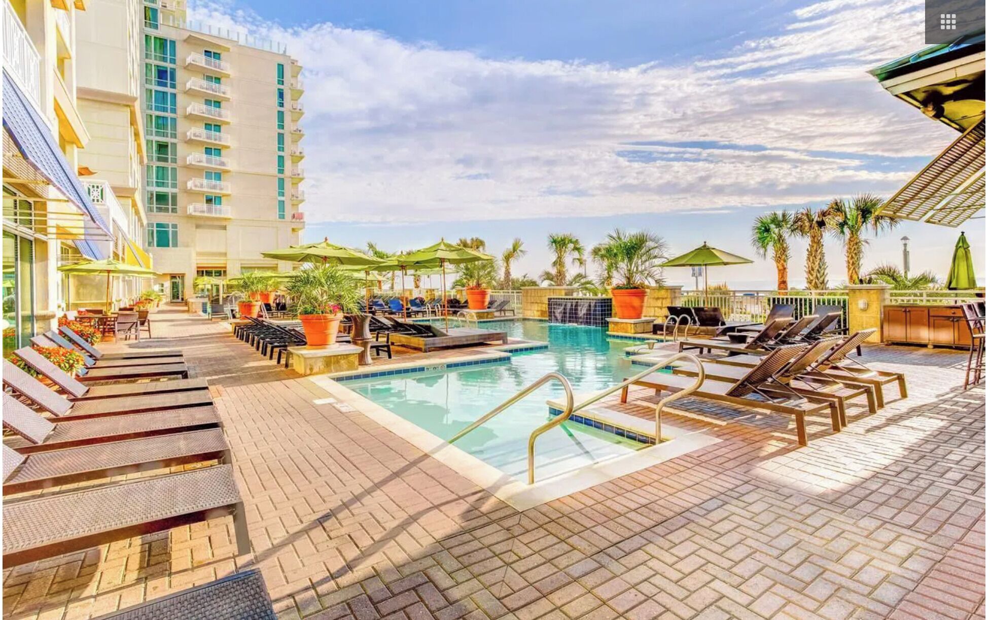 Een binnenzwembad en een buitenzwembad