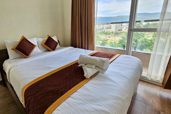 Superior-Apartment, Bergblick | Schreibtisch, laptopgeeigneter Arbeitsplatz, kostenloses WLAN