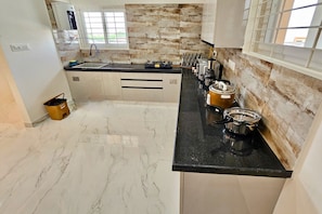 Refrigerador, microondas, placa de cocina, utensilios de cocina