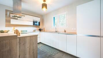 Een koelkast, een microgolfoven, een oven, een kookplaat