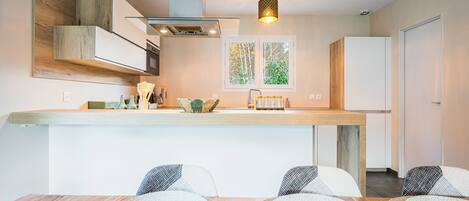 Réfrigérateur, four à micro-ondes, un four, surface de cuisson