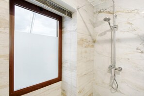 Shower, hair dryer, towels - Tini's House | Madeira Holiday (Gaula)