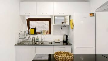 Fridge, microwave, stovetop, coffee/tea maker