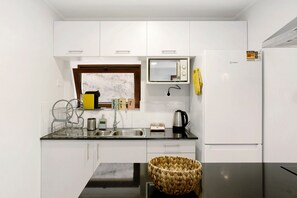 Fridge, microwave, stovetop, coffee/tea maker - Tini's House | Madeira Holiday (Gaula)