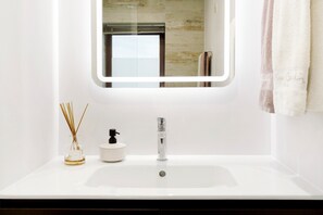 Dusche, Haartrockner, Handtücher