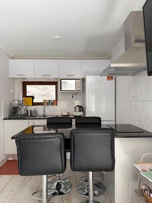 Een koelkast, een magnetron, een kookplaat