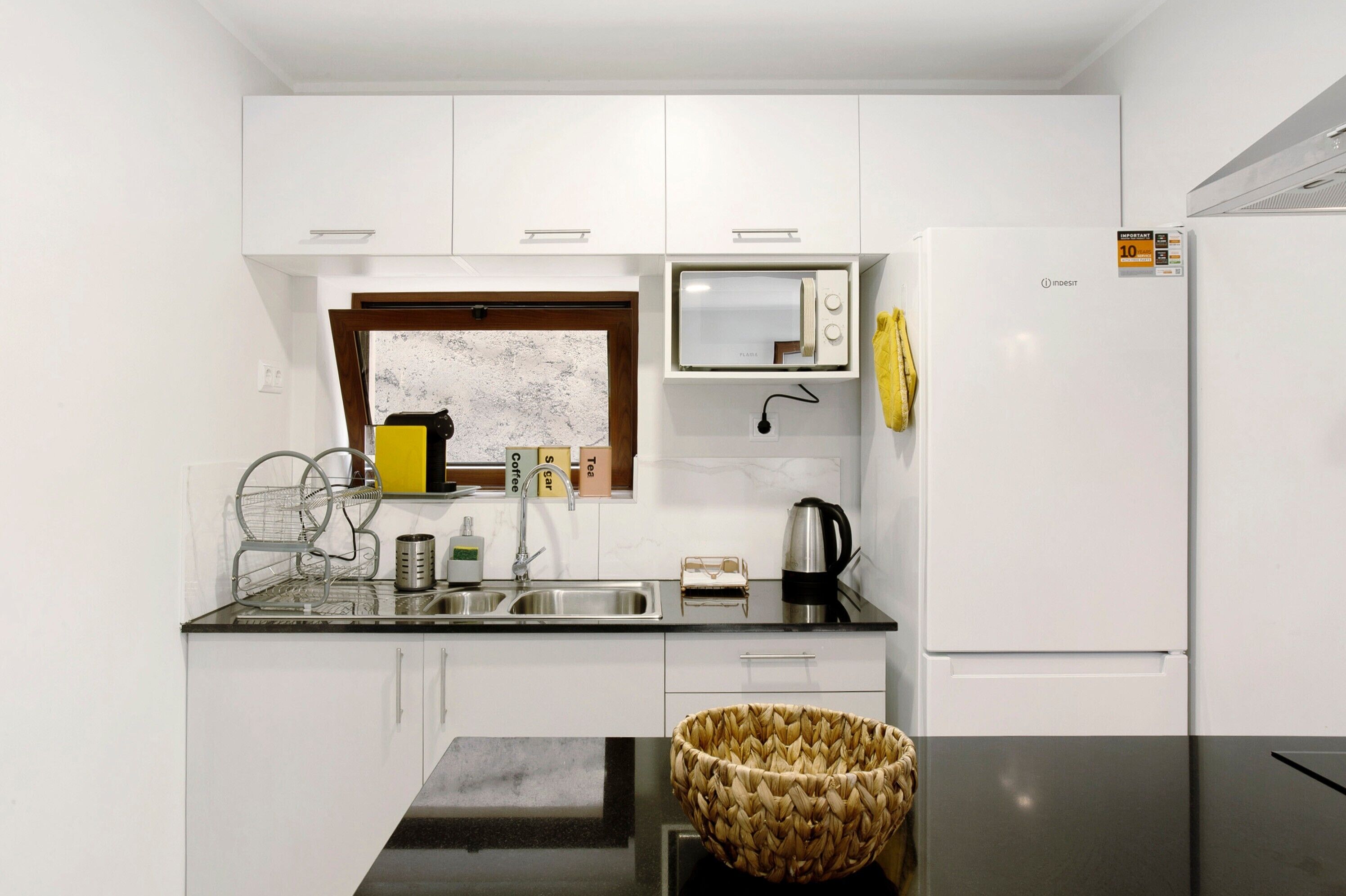 Réfrigérateur, micro-ondes, plaque de cuisson, cafetière/bouilloire