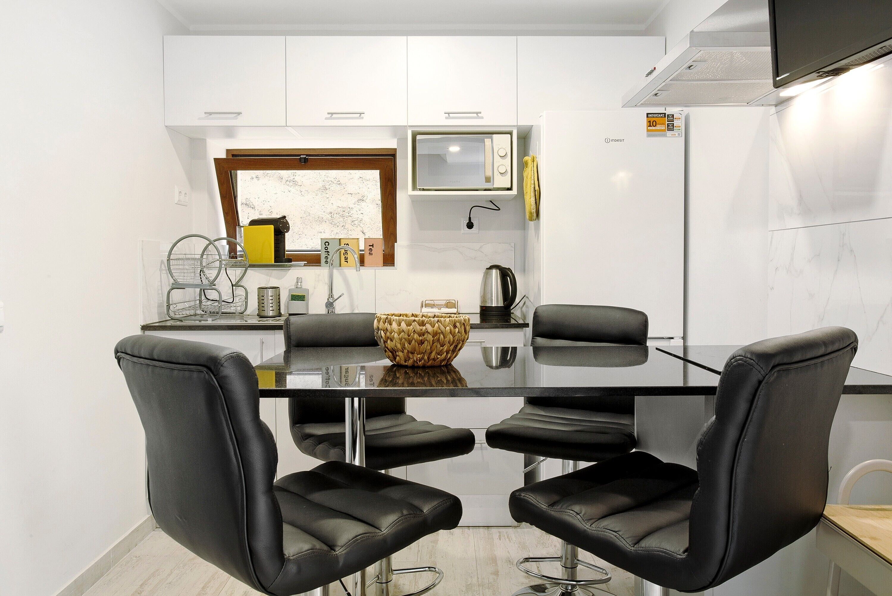 Jääkaappi, mikroaaltouuni, liesi, kahvin-/teenkeitin