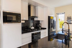 ثلاجة، ميكروويف، فرن، موقد طهي مسطح